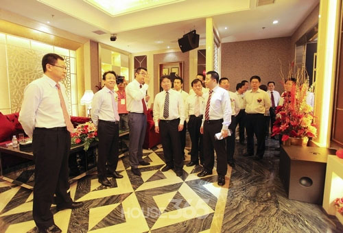 7領導嘉賓參觀萬達廣場.jpg