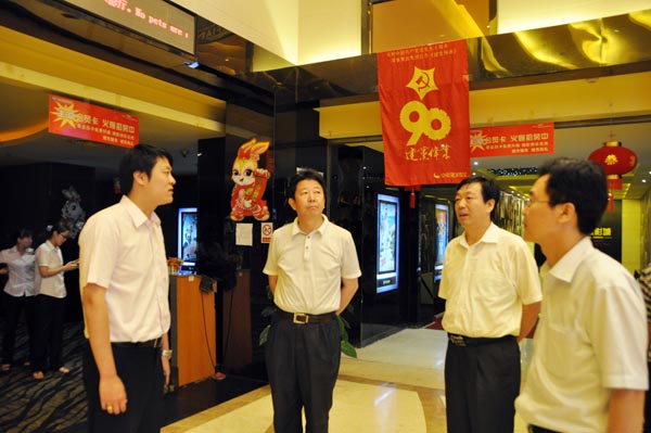 5.項領總裁陪同王市長一行來到華億環球影城考察.jpg