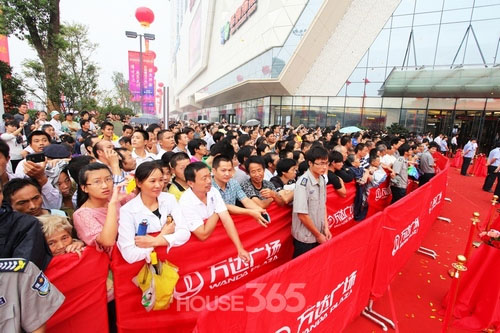 3開業典禮外場圍觀的觀眾.jpg